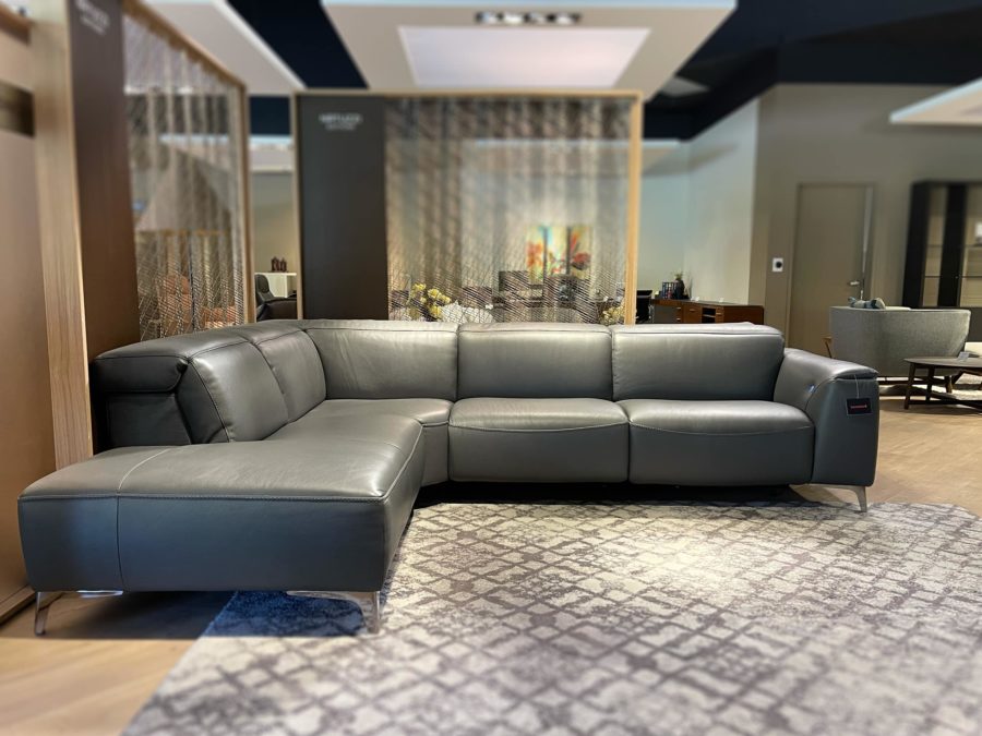 Natuzzi Editions Trionfo C074 Sectional Showroom Front View