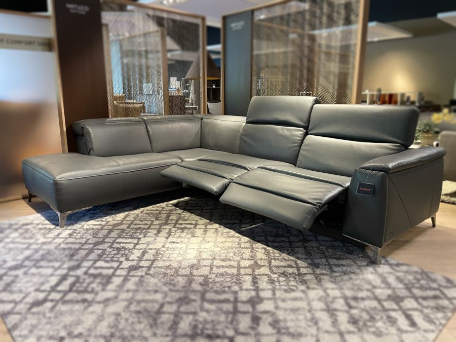 Natuzzi Editions Trionfo C074 Sectional Showroom Front View Reclined