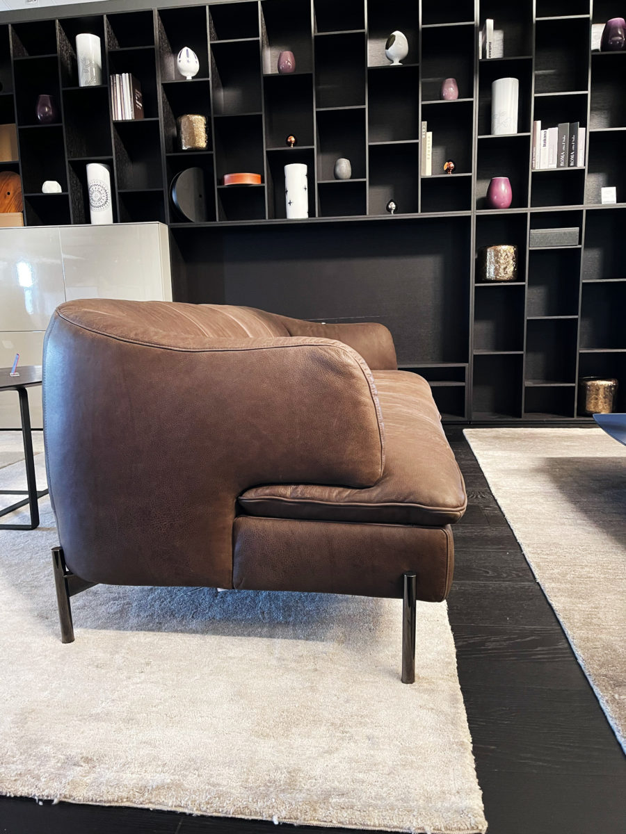 Natuzzi Italia 3041 Saturday sofa showroom side view