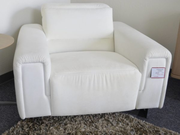 Pinnale M9 reclining armchair white room view 2
