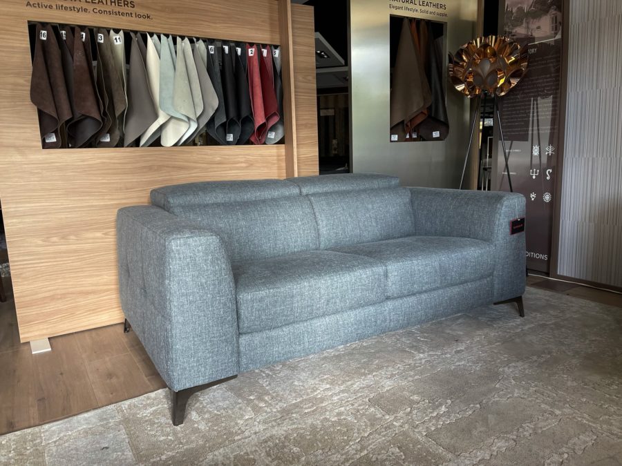 Natuzzi Italia Algo 3044 loveseat showroom view