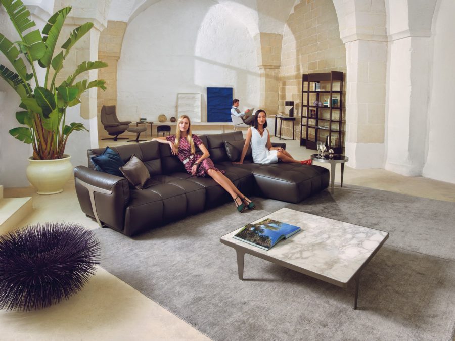 Natuzzi Italia - Herman Sectional V981 - lifestyle image with people