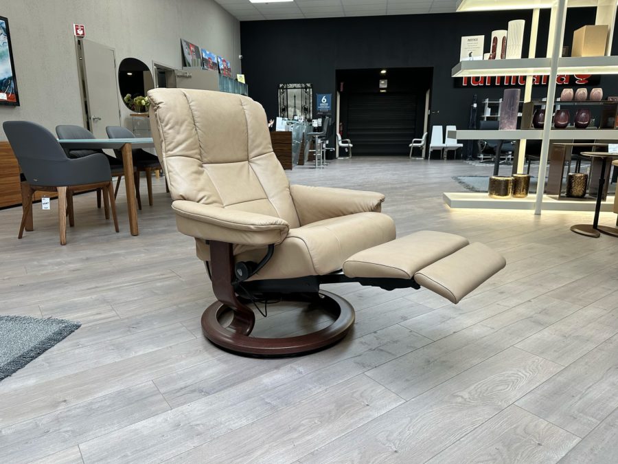 Stressless Mayfair Power Large Paloma Sand - reclined position