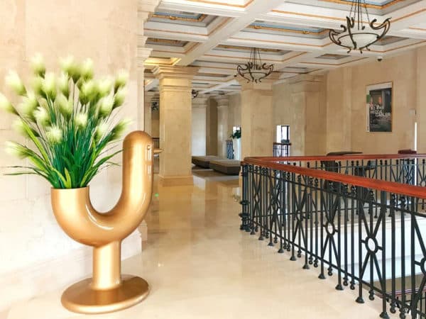 Vondom - Peacock Planter Lacquered indoor view