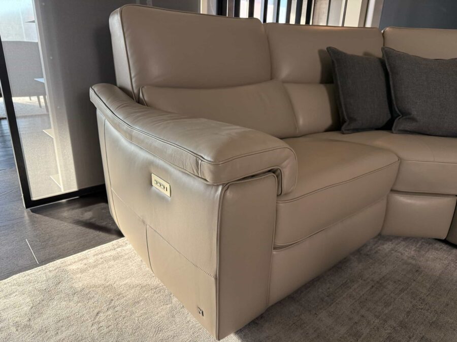 Natuzzi Italia - Rock 3062 4pc Power Sectional Light Grey close up view on the arm