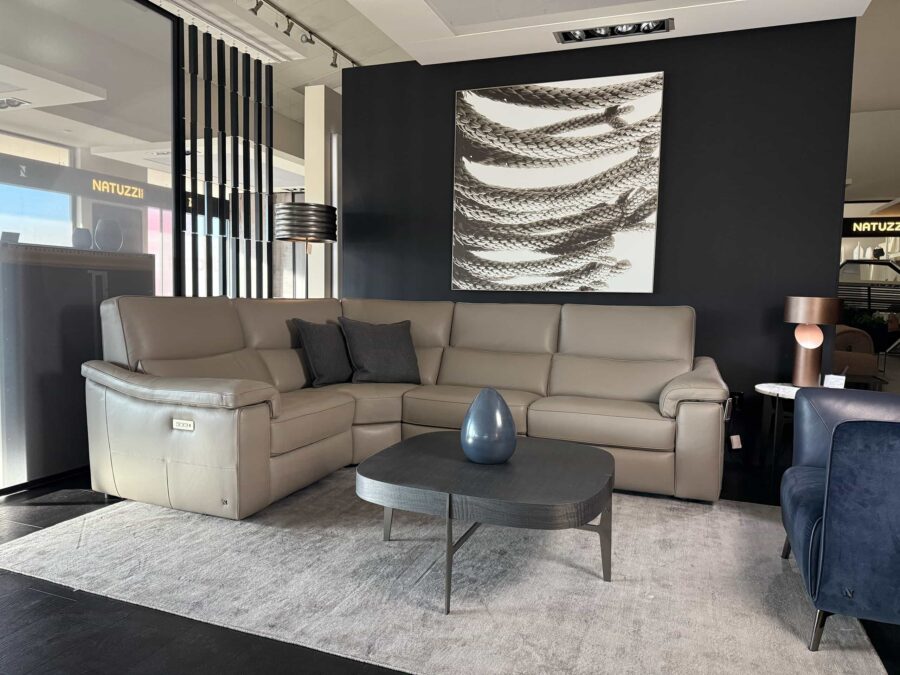 Natuzzi Italia - Rock 3062 4pc Power Sectional Light Grey - showroom full view