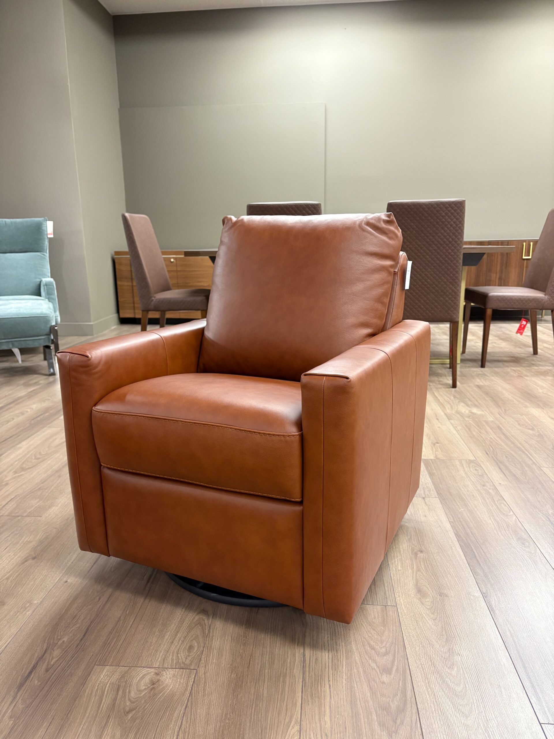 Estro Milano Francis Swivel Armchair