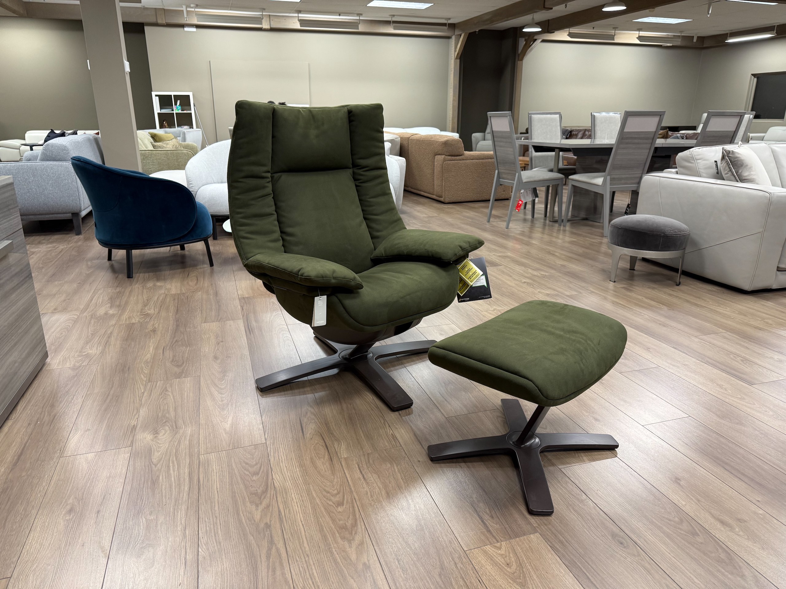 Natuzzi Italia Re-Vive Suit Queen: Recliner w/Ottoman M