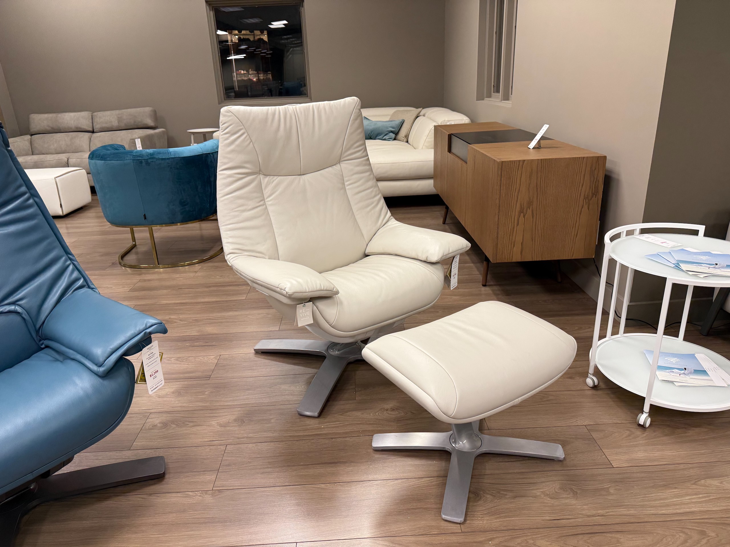 Natuzzi Italia Re-Vive Casual Queen: Recliner w/Ottoman M